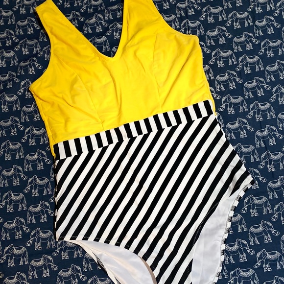 NWT CUPSHE swimsuit striped on the bottom yellow on top!!! Very easy on/off - Picture 2 of 7